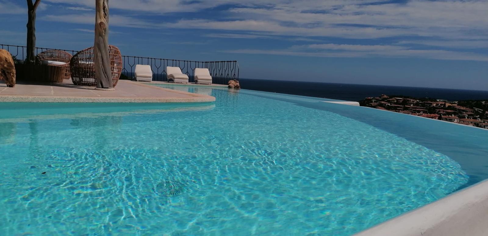 Infinity pool con vista mare in Costa Smeralda